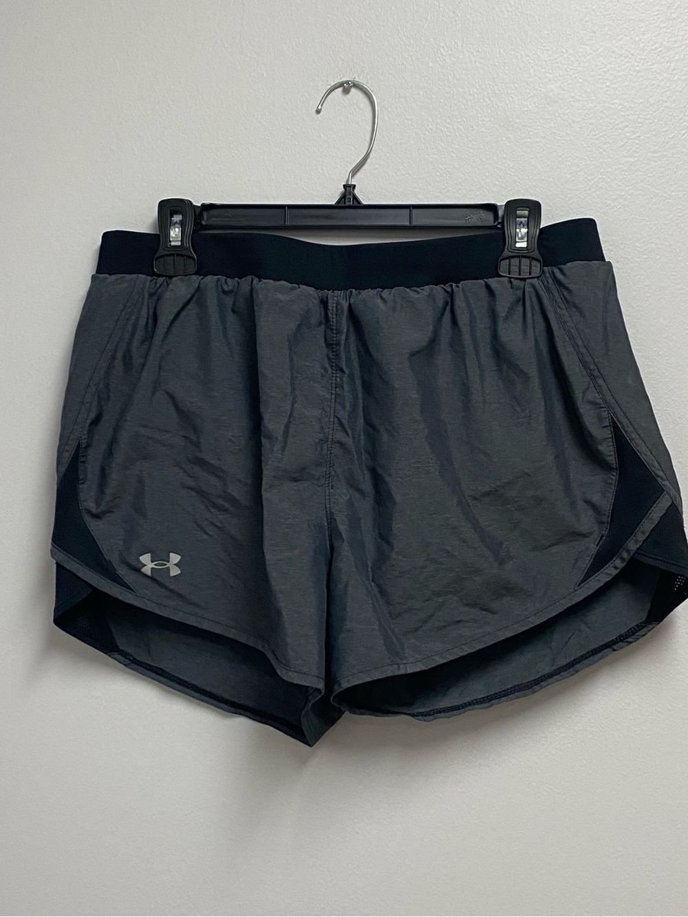 Under Armour Women’s Charcoal Black Athletic Shorts large